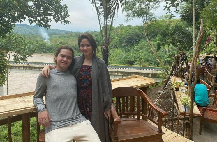 Artis Super Bucin ke Pasangan (Instagram/@duljaelani)