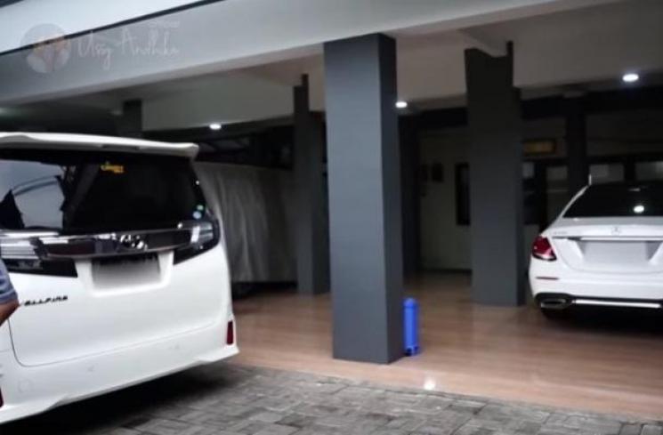 Potret Rumah Penyanyi Dangdut (YouTube/Ussy Andhika Official)