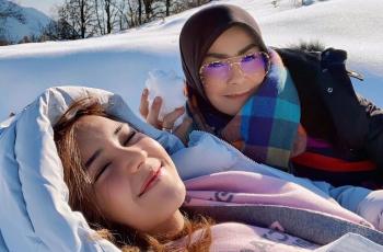 6 Potret Ibu Artis Berhijab, Gaya Ibunda Beby Tsabina Kece Banget!