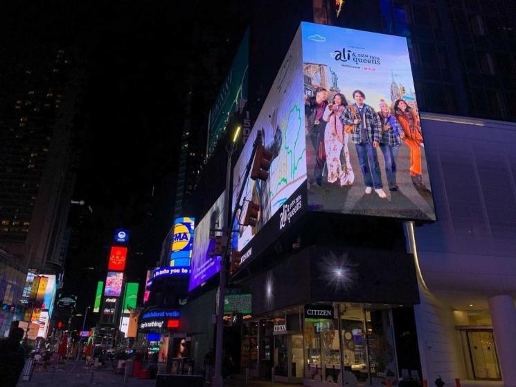 Wajah Iqbaal Ramadhan terpampang di Times Square New York City. (Instagram/@iqbaal.e)