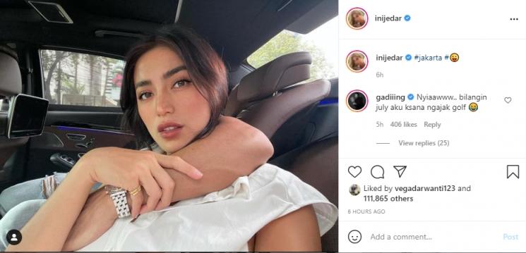 Jessica Iskandar dirangkul cowok di mobil. (Instagram/inijedar)