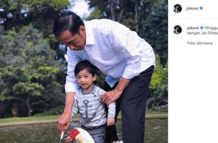 Potret Jokowi Momong Cucu (Instagram/@jokowi)