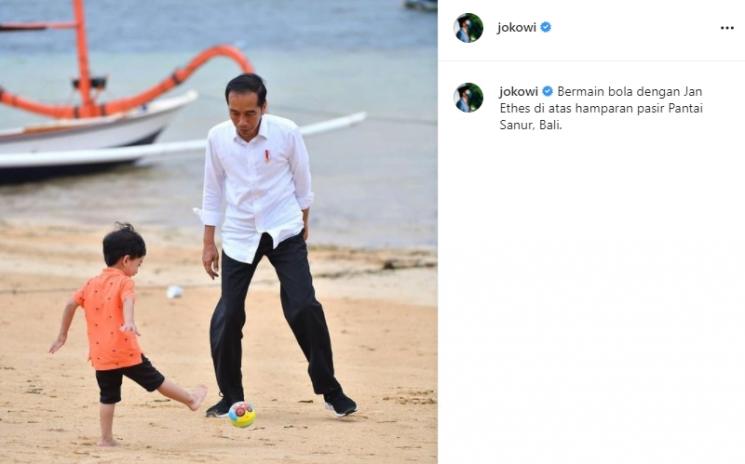 Potret Jokowi Momong Cucu (Instagram/@jokowi)
