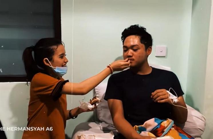 Momen Sarah Menzel Temani Azriel di RS (YouTube/The Hermansyah A6)