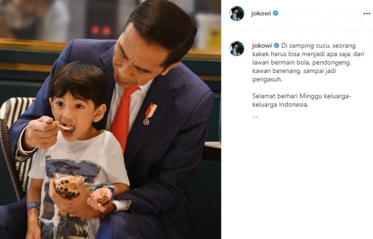 Potret Jokowi Momong Cucu (Instagram/@jokowi)