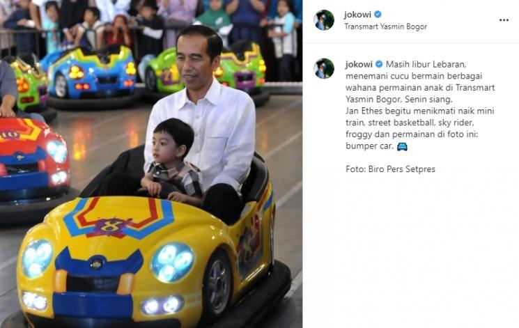 Potret Jokowi Momong Cucu (Instagram/@jokowi)