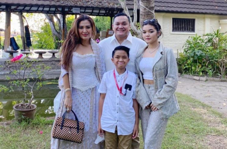 Gaya Putri Pedangdut Kondangan (Instagram/@lizanataliaofficial)