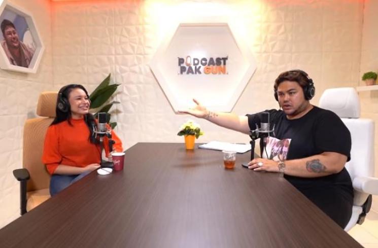 Ivan Gunawan saat ngobrol dengan Rossa (YouTube.com)