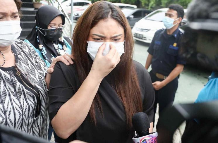 Presenter Thalita Latief usai menjalani sidang cerai di Pengadilan Agama Jakarta Pusat, Kamis (24/6/2021). [Matamata.com/Alfian Winanto]