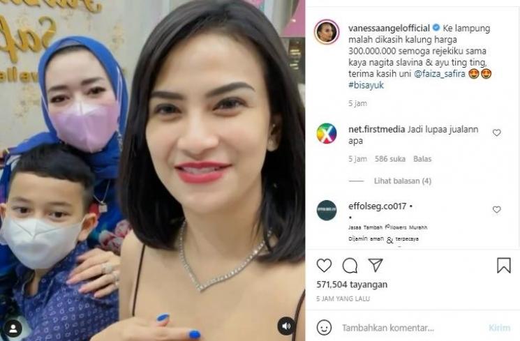 Vanessa memakai kalung berlian (Instagram)