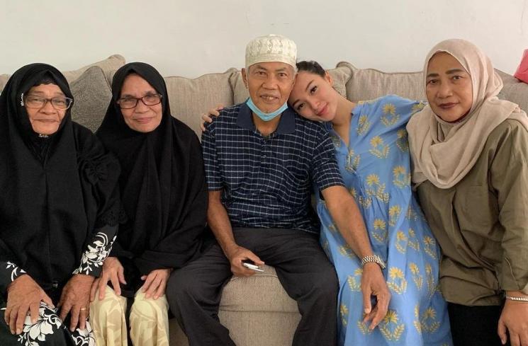 Potret Zaskia Gotik Pakai Daster (Instagram/@zaskia_gotix)
