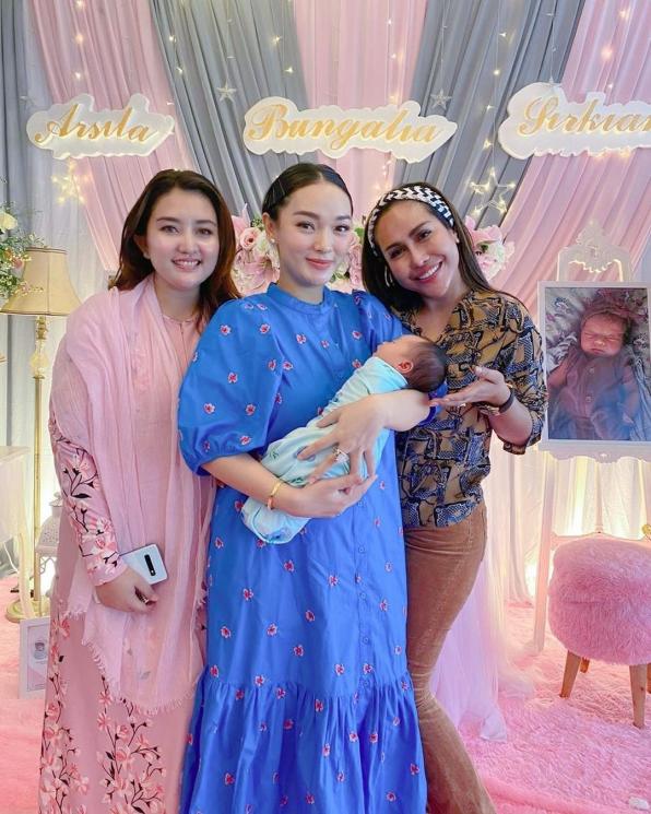 Potret Zaskia Gotik Pakai Daster (Instagram/@zaskia_gotix)