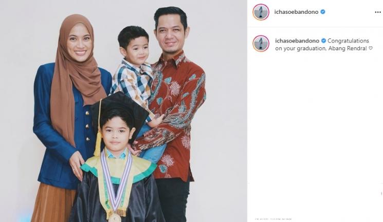 Anak Alyssa Soebandono dan Dude Harlino lulus TK (Instagram/@ichasoebandono)