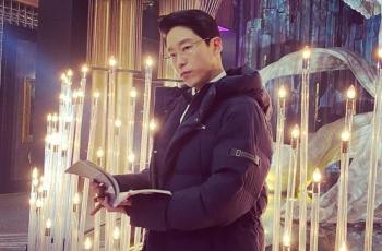 8 Potret Uhm Ki Joon di Balik Layar Penthouse, Beda Banget Sama Joo Dan Tae