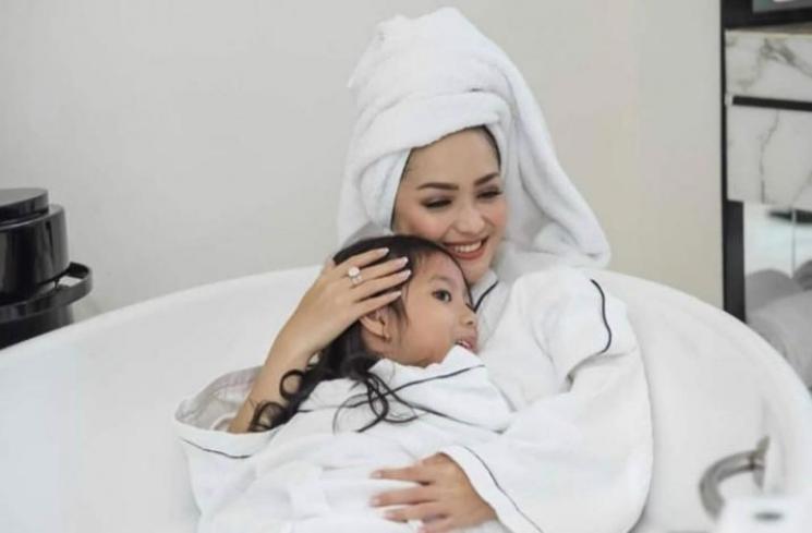 Gaya Artis Cantik di Bathtub: Imel Putri Cahyati (Instagram/imelpc)
