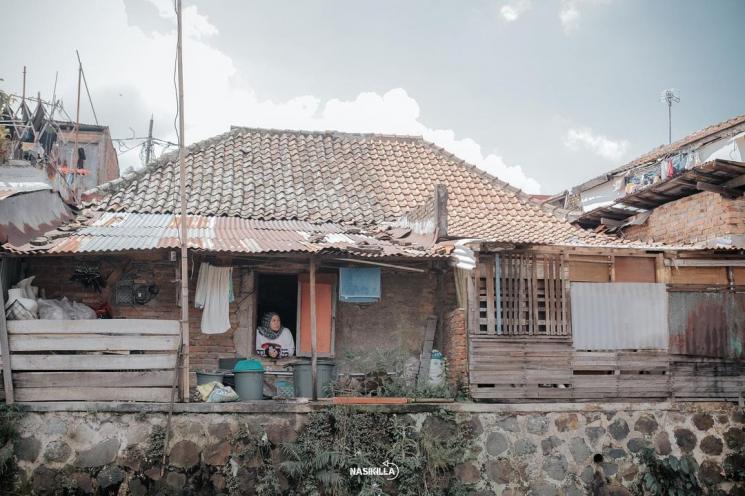 Melly Goeslaw curhat rumah masa kecilnya akan digusur. (Instagram/melly_goeslaw)