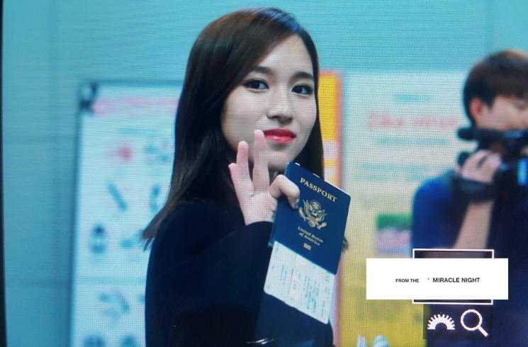 Mina TWICE memegang passport Amerika (Twitter)