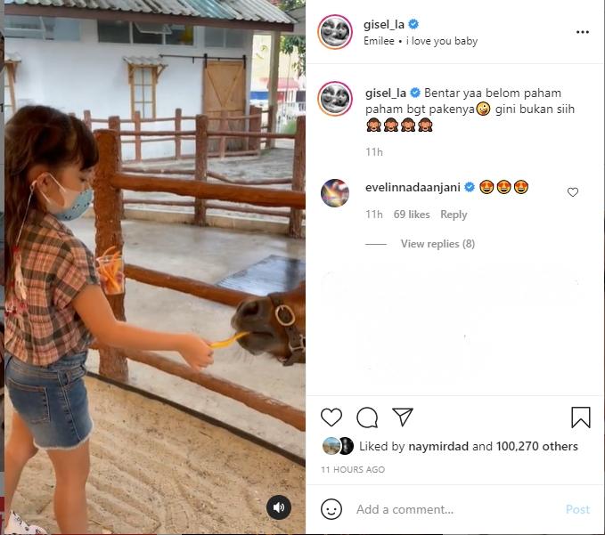 Gisella Anastasia dan Gempi main sama keledai. (Instagram/gisel_la)