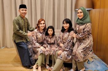 Duduk Lesehan di Lantai, Gaya Duduk Ayah Ayu Ting Ting Digunjing