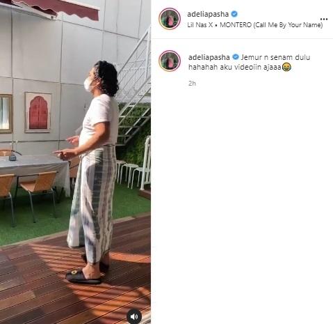 Adelia Pasha rekam Pasha Ungu joget-joget sambil berjemur. (Instagram/@adeliapasha)