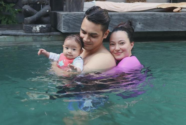 Artis Menikah dengan Dua Upacara Agama (Instagram/@asmirandah89)