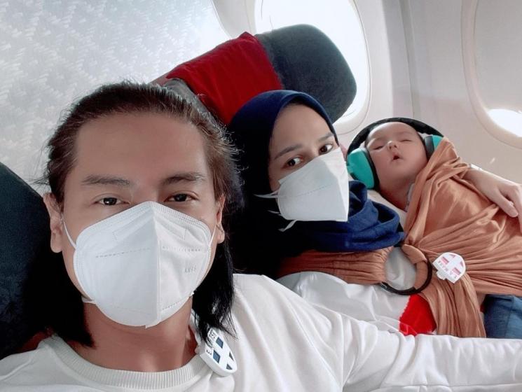 Cut Meyriska dan Roger Danuarta bersama Baby Shaquille (Instagram/@cutratumeyriska)