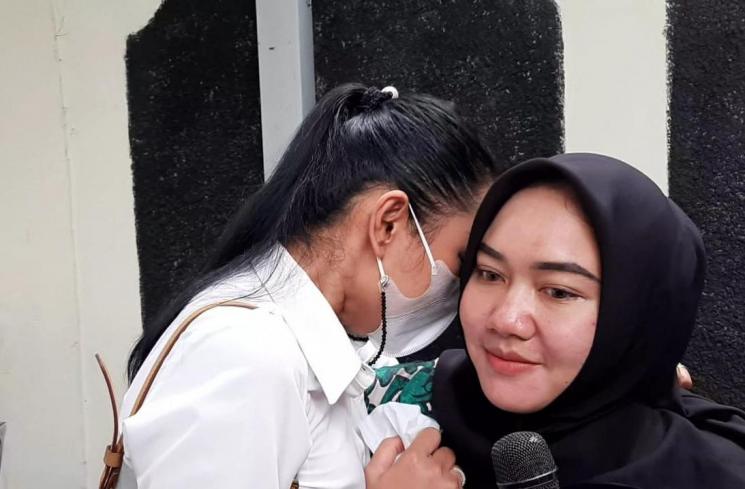 Vicky Prasetyo Disambut Tangis Keluarga Usai sidang Tuntutan. (MataMata.com/Yuliani)