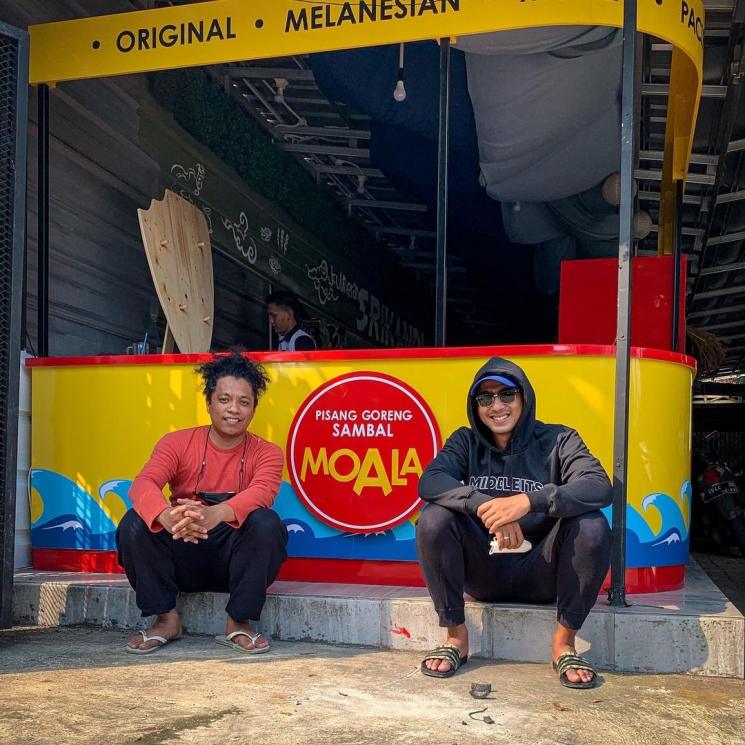 Arie Kriting jualan pisang goreng sambal. (Instagram/moala.pisgor)