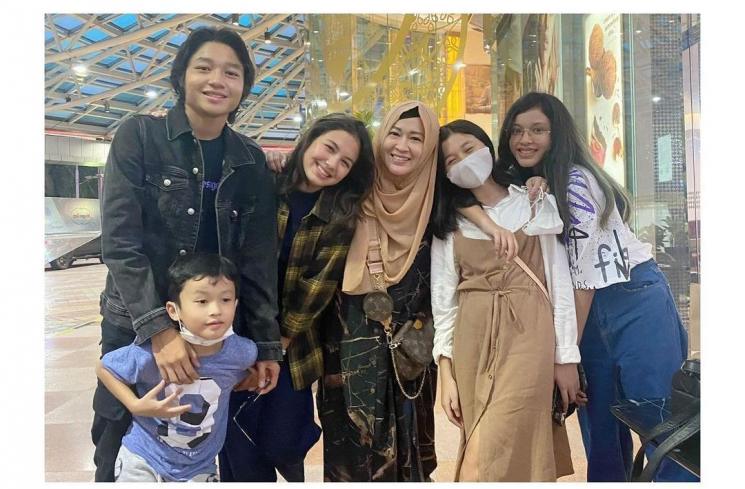 Gaya Pacaran Kiesha Alvaro dan Saskia Chadwick (Instagram/@okieagustina_)