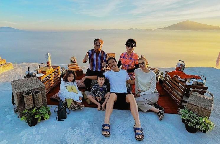 Potret Daniel Mananta Momong Anak (Instagram/@vjdaniel)