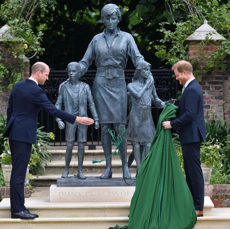 Momen Prince William dan Harry Resmikan Patung Lady Diana (Instagram/@eugeniagaravani)