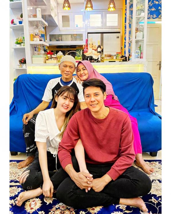 Via Vallen perkenalkan Chevra Yolandi ke orangtuanya. (Instagram/@viavallen)