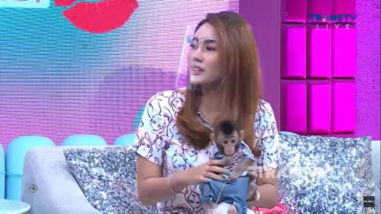 Potret Seleb TikTok Rexie Bareng Monyet (YouTube/TRANS TV Official)