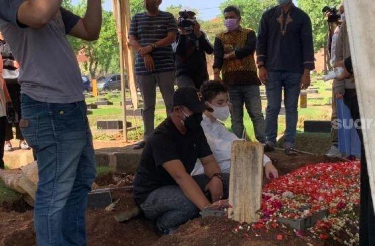 Anak Jane Shalimar di pemakaman ibunya yang berlangsung di TPU Jeruk Purut [MataMata.com/Yuliani]
