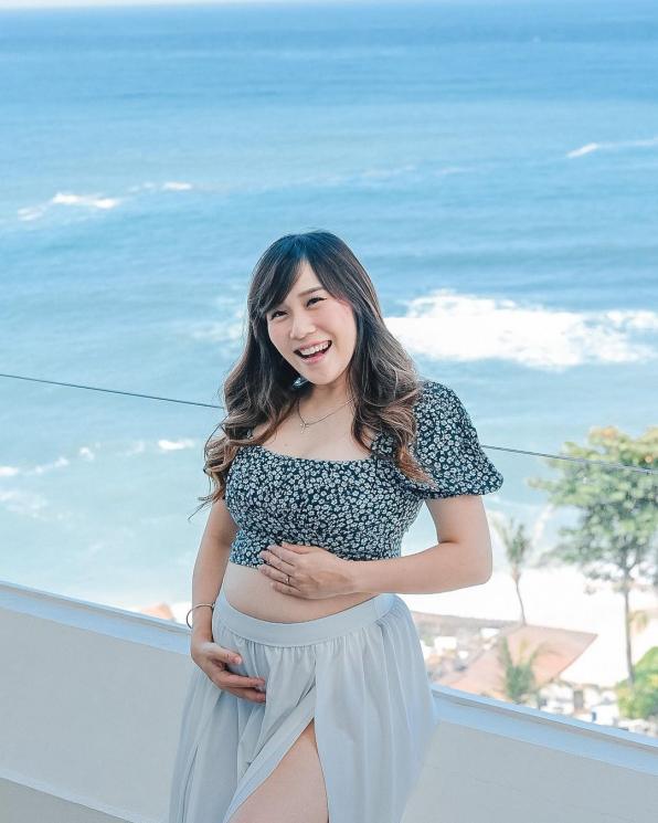 Potret Cherly Eks Cherrybelle Pamer Baby Bump (Instagram/@cherly7uno)