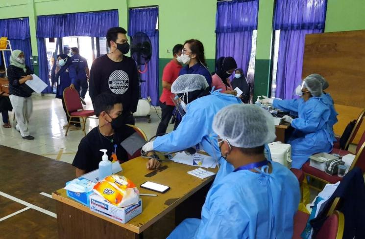 Jonathan Frizzy Sopiri Karyawan ke Tempat Vaksinasi. (MataMata.com/Ismail)