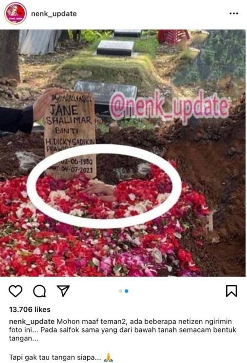 Foto penampakan tangan di makam Jane Shalimar bikin heboh, ini faktanya. (Instagram/nenk_update)