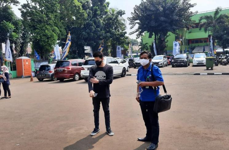 Jonathan Frizzy Sopiri Karyawan ke Tempat Vaksinasi. (MataMata.com/Ismail)