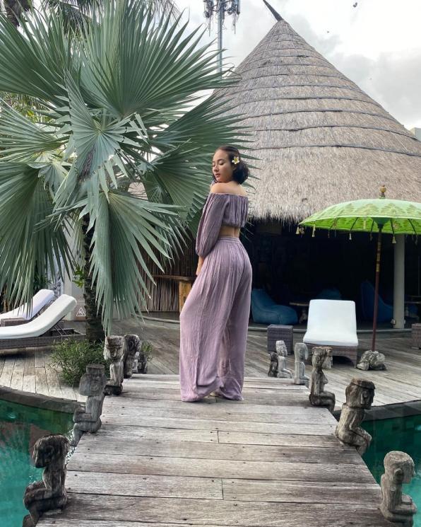 Potret Terbaru Naomi Zaskia Berambut Pendek (Instagram/@naomnomnom)