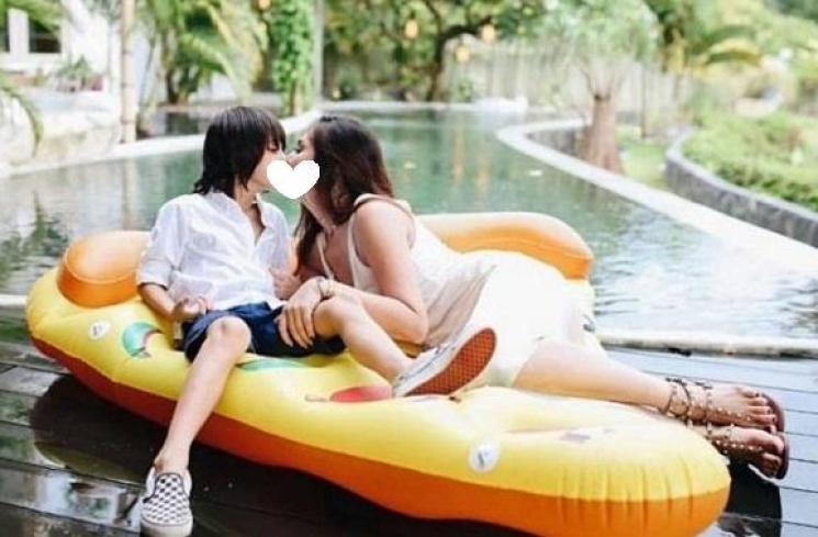 Artis Dikritik Cium Bibir Anak. (Instagram)
