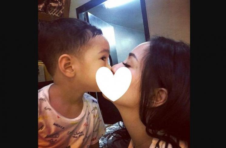 Artis Dikritik Cium Bibir Anak. (Instagram)