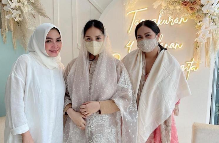 Mama Rieta dan Nagita Slavina. (Instagram/@rieta_amilia)