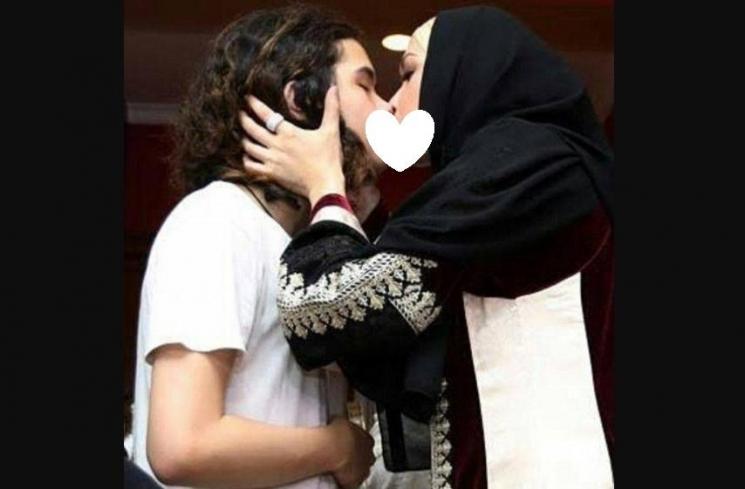 Artis Dikritik Cium Bibir Anak. (Instagram)