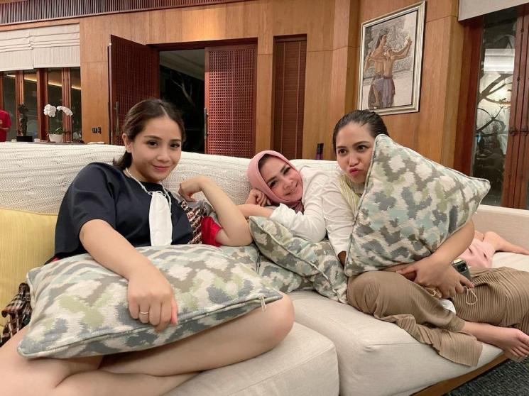 Mama Rieta bersama Nagita Slavina dan Caca Tengker. (Instagram/@rieta_amilia)