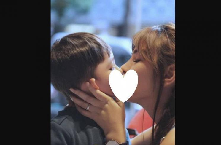 Artis Dikritik Cium Bibir Anak. (Instagram)