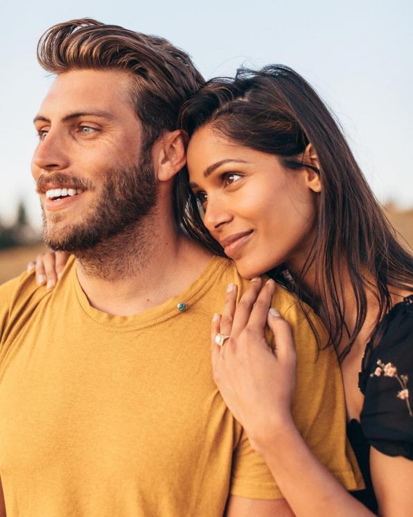 Potret Freida Pinto dan Pasangan (Instagram/@coryt)