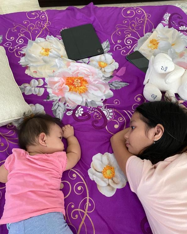 Aqila Anak Imel Putri Momong Baby Arsila (Instagram/@sirajuddinmahmudsabang)