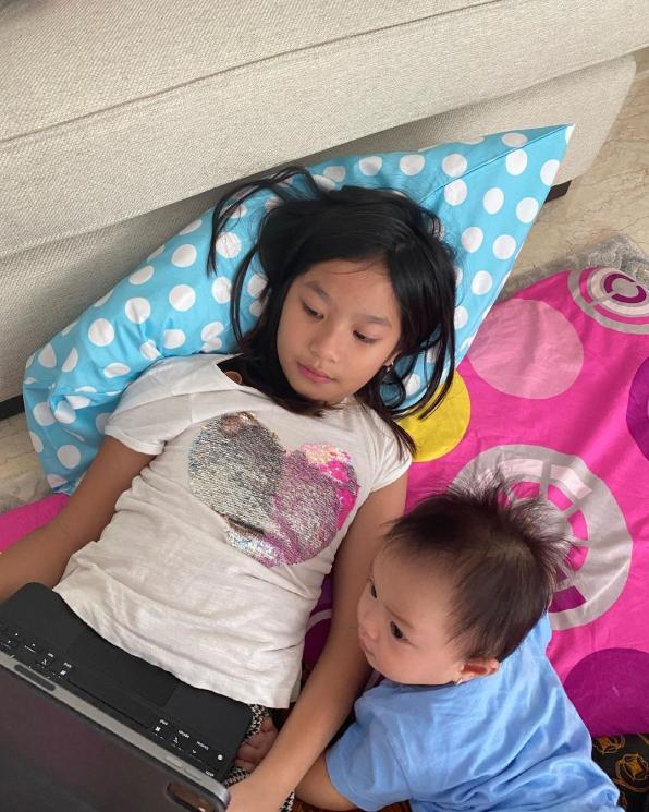 Aqila Anak Imel Putri Momong Baby Arsila (Instagram/@sirajuddinmahmudsabang)
