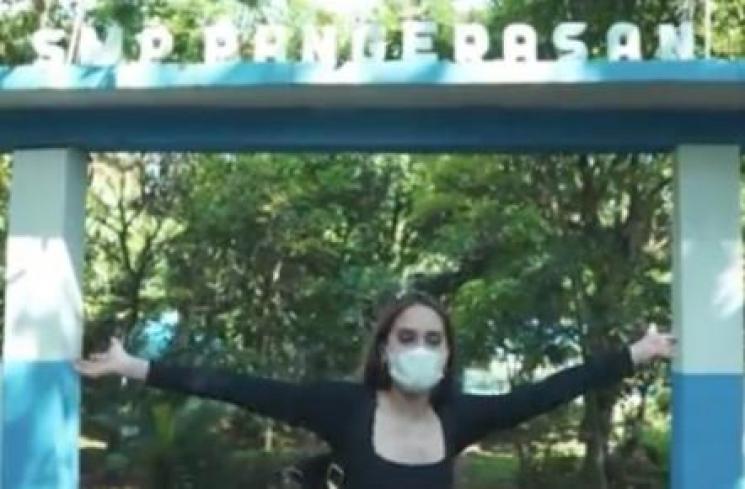 Potret sekolah yang dibangun Cinta Laura (Youtube/Cinta Laura Kiehl)