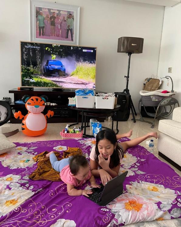 Aqila Anak Imel Putri Momong Baby Arsila (Instagram/@sirajuddinmahmudsabang)